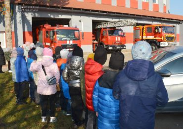 На екскурсію до ужгородських рятувальників завітали школярі