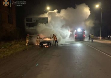 В Ужгороді на ходу загорівся Mercedes-Benz (ФОТО)