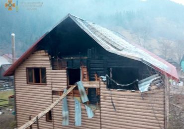 На Закарпатті загорівся житловий будинок в якому ніхто не живе (ФОТО)