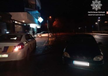 В Ужгороді п'яний водій влетів в припаркований авто