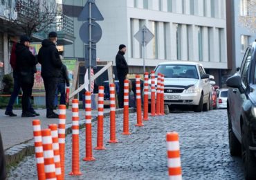 В Ужгороді встановили антипаркувальні стовпчики