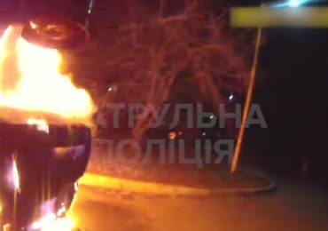 Опублікували відео, де чоловік підпалив автівку в Ужгороді