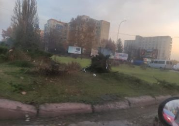 Карколомна ДТП в Ужгороді: автомобіль пролетів через "круг" (ВІДЕО)