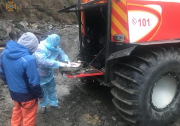 Закарпатські рятувальники надали допомогу двом туристам, яким стало зле в Карпатах