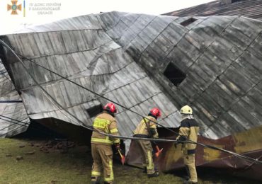 Рятувальники опублікували світлини наслідків сильного вітру в Ужгороді