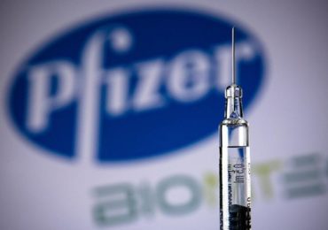 Вакцина Pfizer у 40 разів менш ефективна проти Омікрону, проте здатна захистити