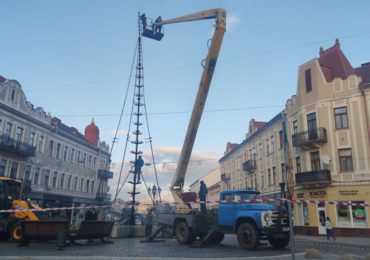 В Ужгороді встановлюють 18-метрову штучну ялинку