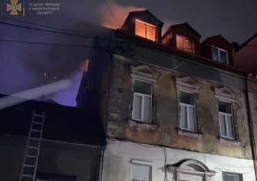 Пожежа в Ужгороді: на вулиці Підгірній горів багатоквартирний будинок (ФОТО)