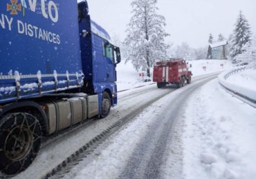 На засніженому перевалі Закарпаття водій вантажівки з’їхав на узбіччя, розвернувся та перекрив рух