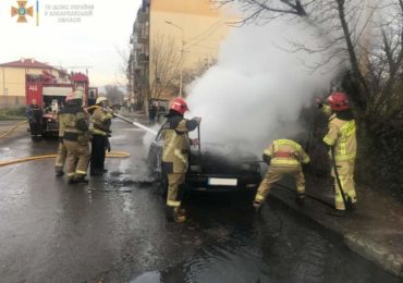 В Ужгороді на вулиці Володимирській горів автомобіль (ФОТО)