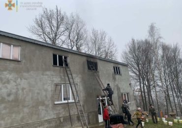 Пожежа на Закарпатті: загорання з димаря перекинулось на дах будинку (ФОТО)