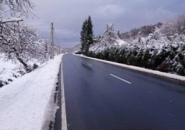 На Закарпатті сніжить: усі дороги державного значення розчищені, рух на перевалах забезпечений