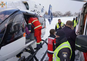 Надзвичайники опублікували відео транспортування новонародженого хлопчика з Ужгорода до Львова