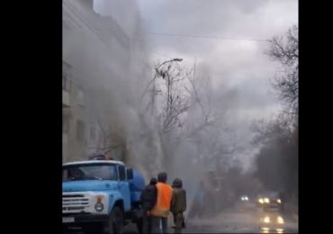 В Ужгороді прорвало трубу та утворився гейзер розміром з чотириповерховий будинок (ВІДЕО)