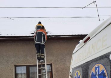 На Закарпатті медики та рятувальники розібрали дах будинку, щоб дістатися до пацієнтки