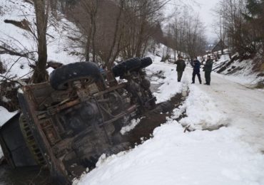 Втікали від рейдової бригади: на Закарпатті вантажівка з ялиною перекинулася в потічок