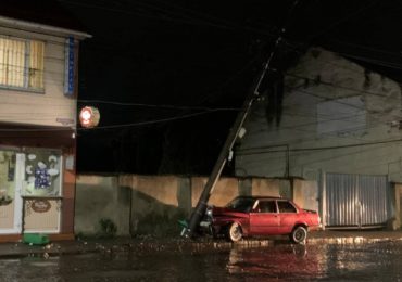 В Мукачеві автомобіль влетів у стовп та залишив цілий район без електрики (ФОТО)