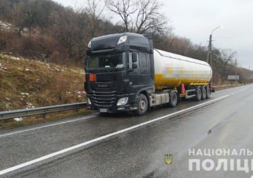 Поліцейські Закарпаття встановлюють законність перевезення небезпечного для довкілля палива через територію області