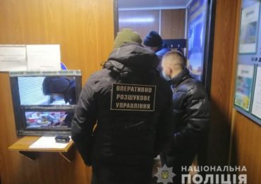 Закарпатські поліцейські викрили схему з виготовлення та збуту підроблених COVID-документів