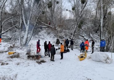 На Закарпатті українці, угорці та румуни прибирали від сміття річку Боржаву