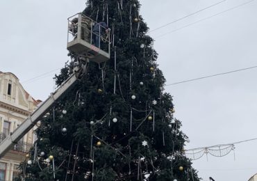 В Ужгороді розбирають головну ялинку міста (ФОТО)