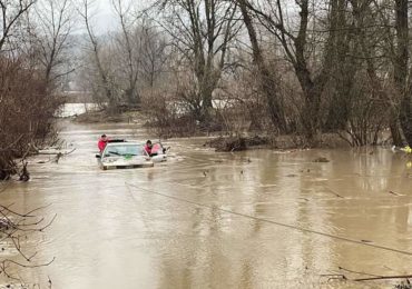 У Хусті через високий рівень води у Тисі автомобіль з водієм віднесло на середину річки (ФОТО)