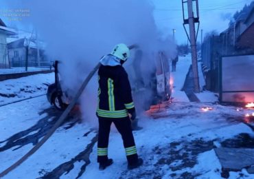 Завів машину, аби прогріти її: у закарпатця спалахнув автомобіль (ФОТО)