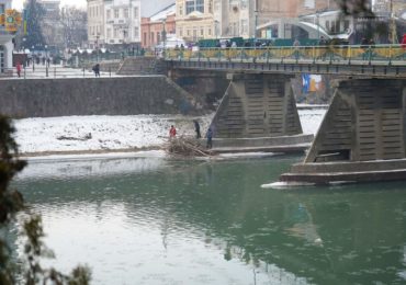 В Ужгороді рятувальники допомагають комунальним службам ліквідовувати наслідки нещодавньої негоди