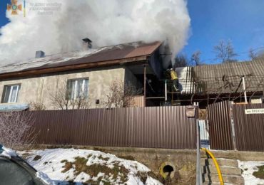 В оселі двічі зникало світло: закарпатець виявив пожежу на даху будинку (ФОТО)