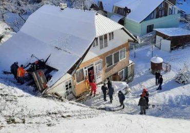 У Карпатах автівка впала на дах будинку (ФОТО)