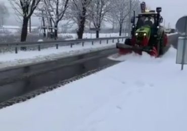 На Закарпатті розчищають засніжені дороги (ВІДЕО)