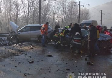 Водій на «BMW» виїхав на зустрічну смугу: поліція про жахливу ДТП на Ужгородщині (ФОТО)