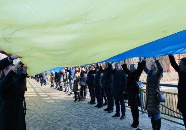 В Ужгороді розгорнули 100-метровий державний прапор (ФОТО, ВІДЕО)