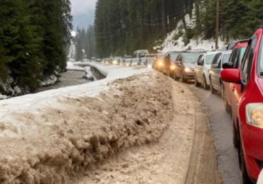 На озеро Синевир утворюються кілометрові черги (ФОТО)