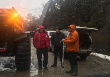 Рятувальники продовжують пошуки зниклого підлітка, який впав у річку на Закарпатті