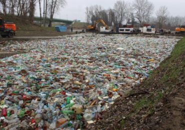 100 пляшок на хвилину: швидкість з яким пливе сміття із Закарпаття в Угорщину (ВІДЕО)