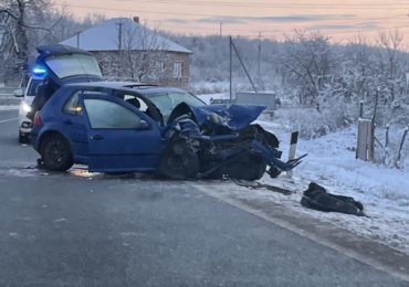 Моторошна ДТП на Закарпатті: одне авто в кюветі, інше розбите вщент (ФОТО)