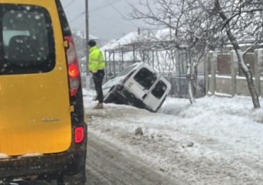 Через слизьку дорогу на Берегівщині автівка з‘їхала у кювет