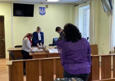 Тиск на суд та втручання народних обранців: хто гальмує справу ексдиректорки-казнокрадки?