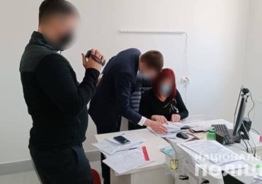 На Ужгородщині викрили жінку-медика на участі в масштабних махінаціях з COVID-документами