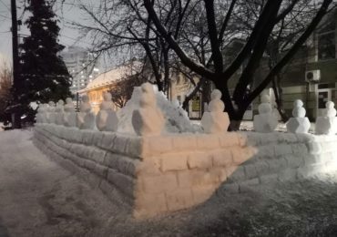 В Ужгороді чоловік створив фігурний паркан зі снігу (ФОТО)