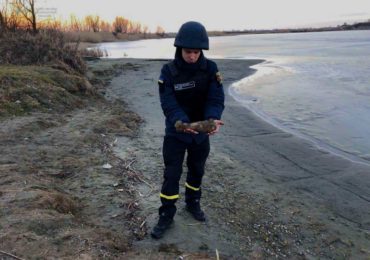 На Ужгородщині чоловік прогулюючись з собакою натрапив на  мінометну міну