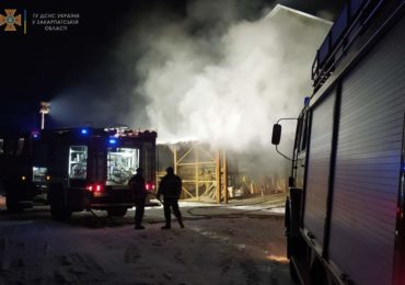 На Закарпатті трапилася пожежа в складському приміщенні підприємства з виготовлення пил