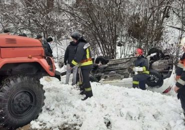 На Закарпатті водійка з’їхала в кювет і перекинулася на дах