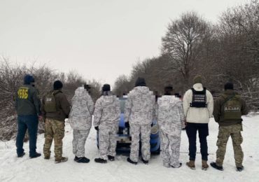 На Закарпатті затримали перевізників, які доправляли до кордону афганців у маскхалатах