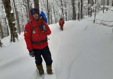 На Закарпатті під час походу турист провалився під сніг (ФОТО)