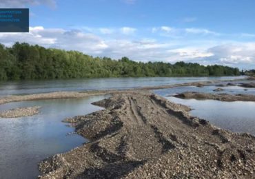 За незаконний видобуток піщано-гравійної суміші на Закарпатті судитимуть п’ятьох підприємців