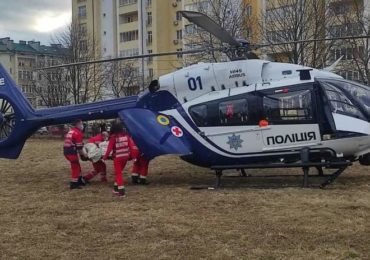 Закарпатські медики об'єднали зусилля з львівськими колегами, щоб врятувати життя важкотравмованого пацієнта