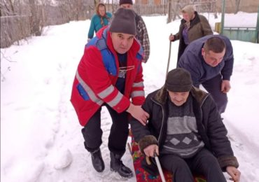 На Закарпатті бригада "швидкої" півкілометра везла на санчатах пацієнта до службового авто