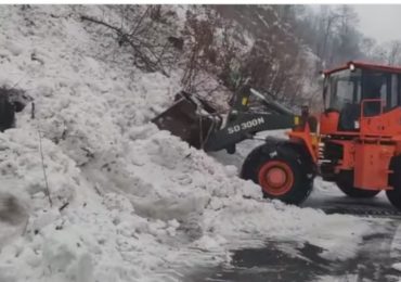 Як на Закарпатті розчищали автодорогу Н-09 від лавини (ВІДЕО)